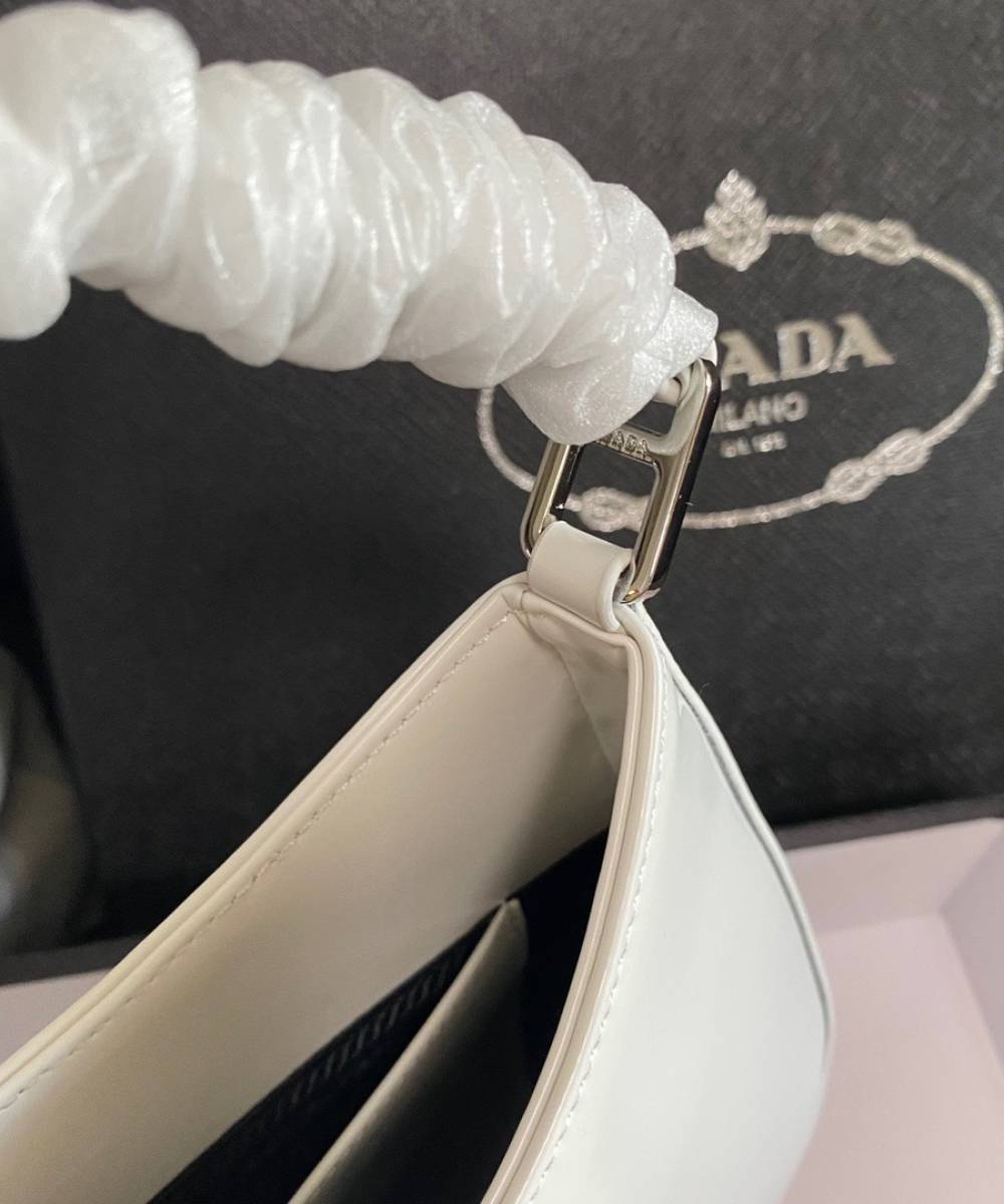 Біла шкіряна сумка Prada Cleo купити у Києві